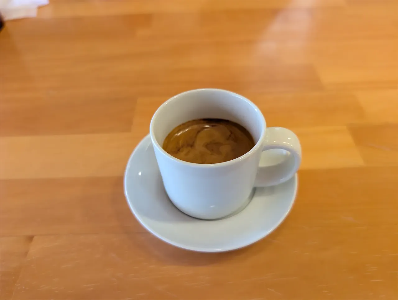 ぽつんと給仕されたエスプレッソ